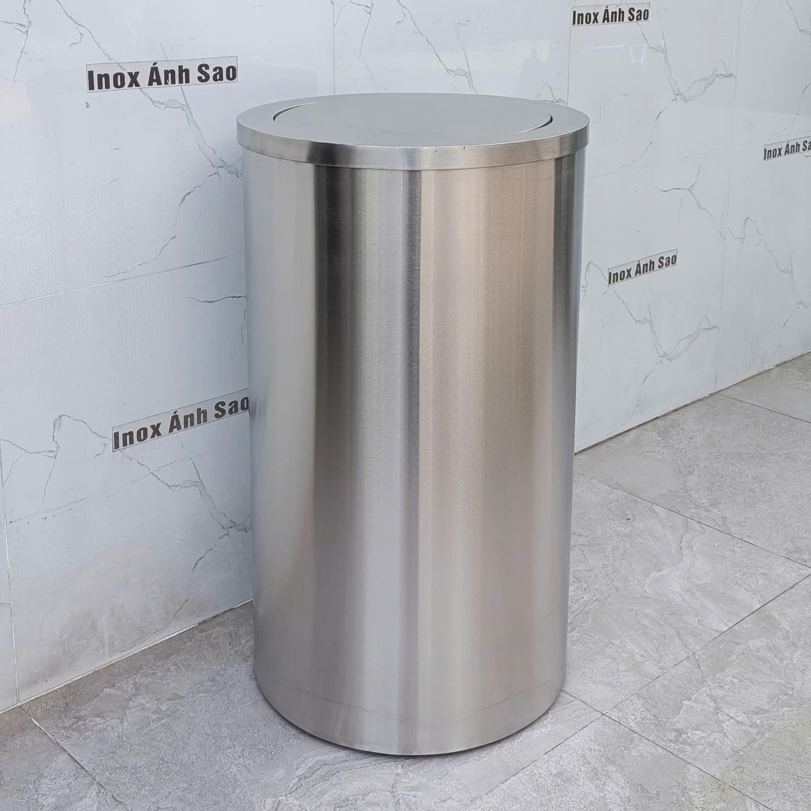 thung-rac-inox-tron-nap-lat