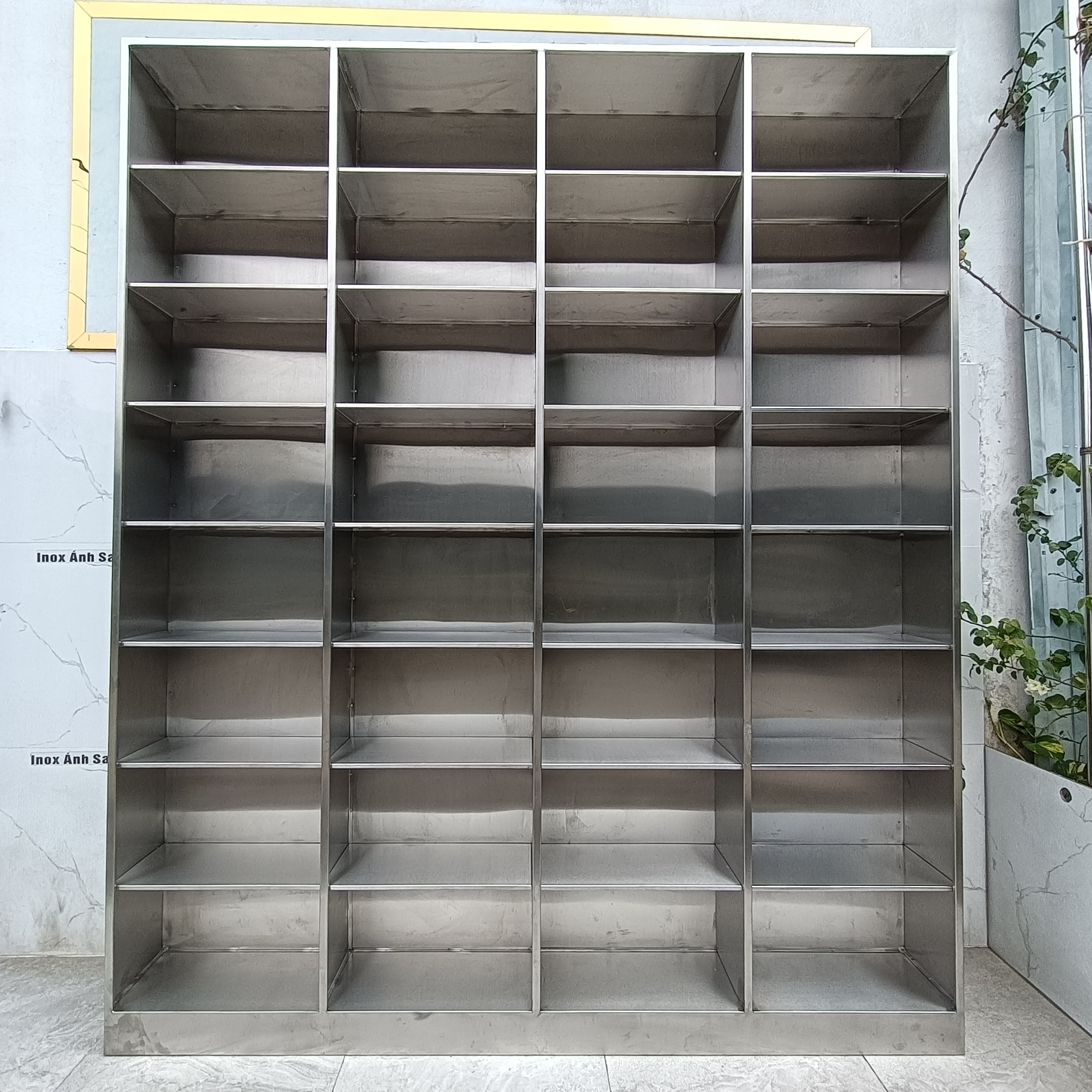 tu-trung-bay-giay-inox-n08
