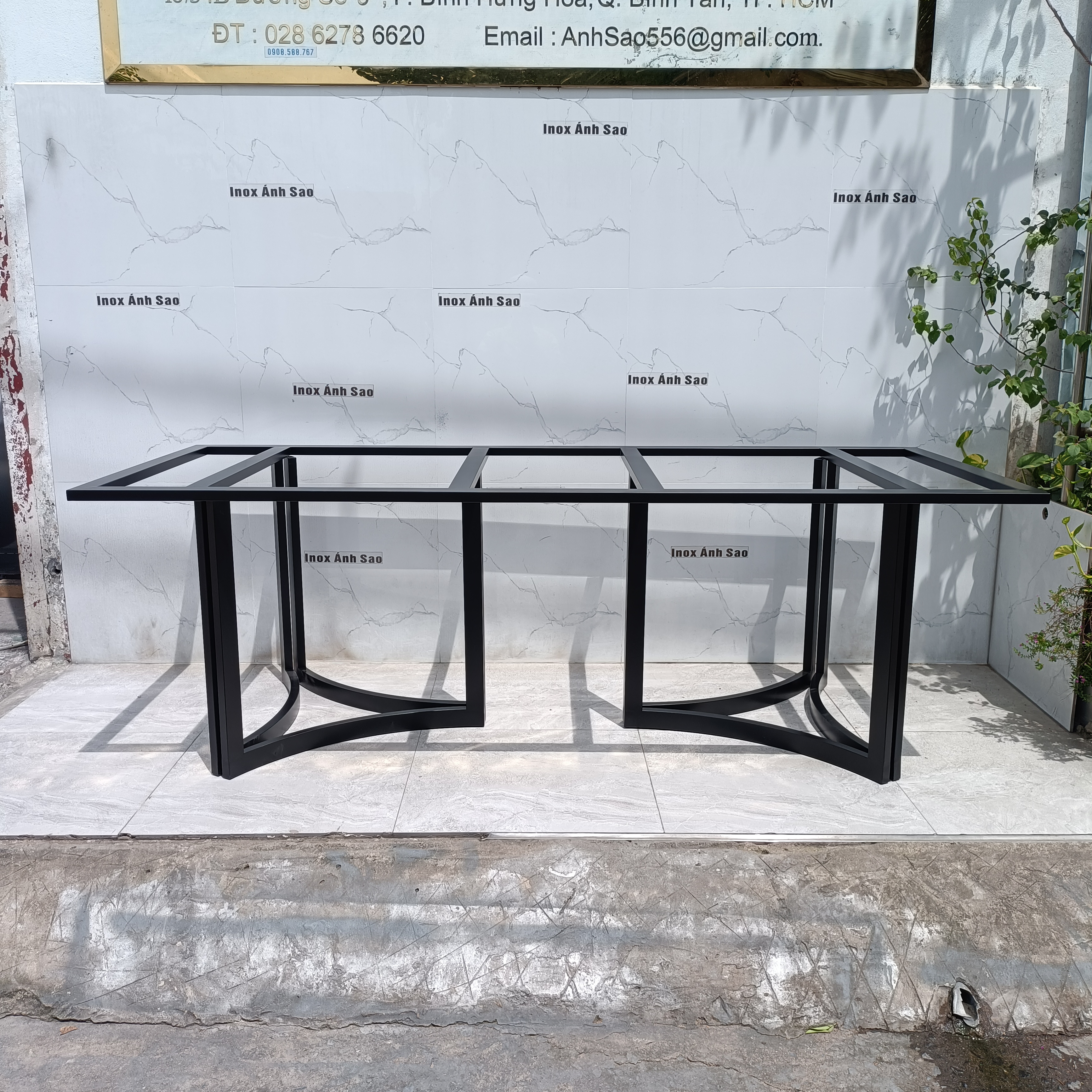chan-ban-an-inox-son-tinh-dien-den-mo-a41