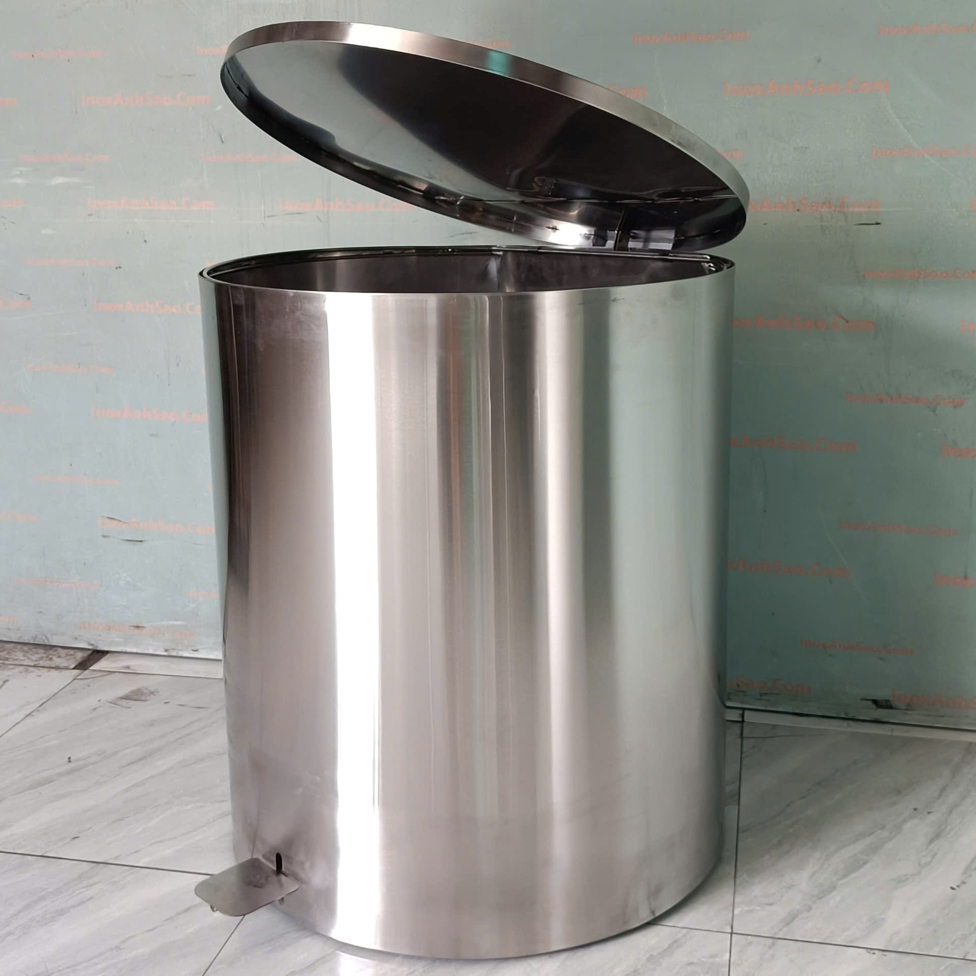 thung-rac-inox-tron-dap-chan-c03