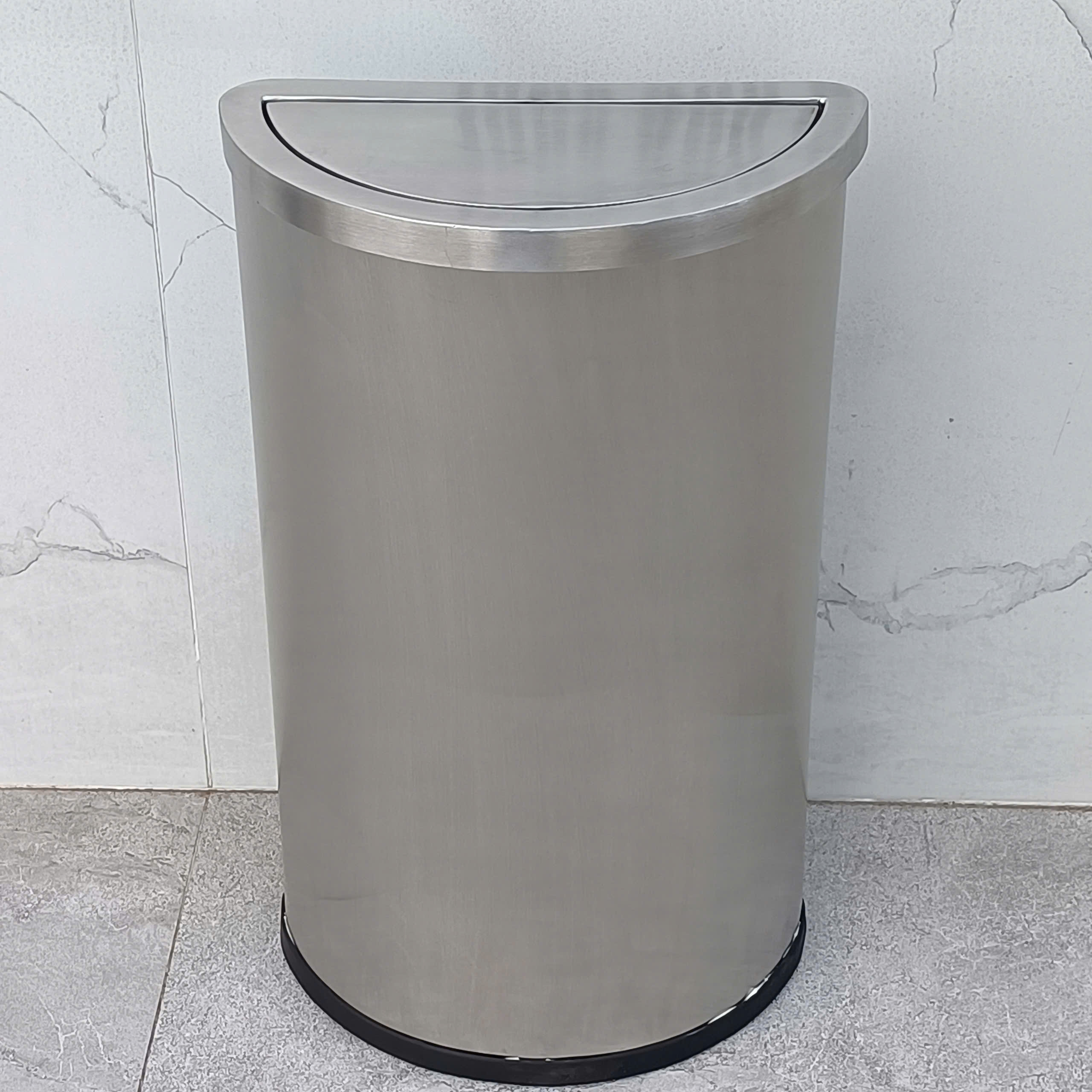 thung-rac-inox-ban-nguyet-nap-lat-l62